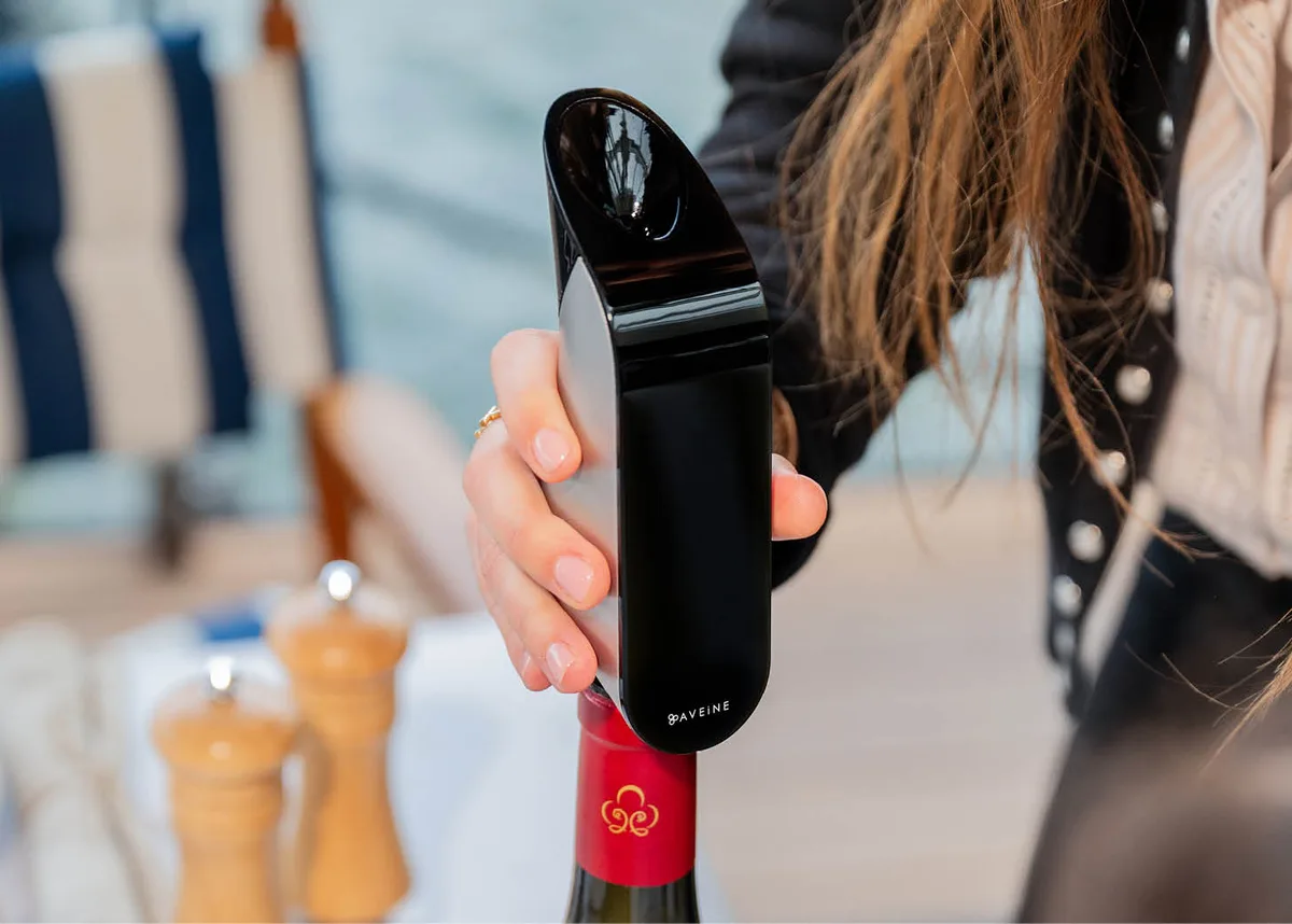 Aveine wijnbeluchter met patent- en designawards voor innovatieve technologie